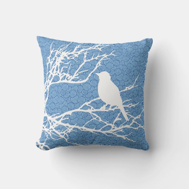 Coussin Oiseau sur une branche, blanc contre bleu ciel (Recto)