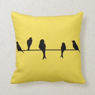 Coussin Oiseaux sur un carreau de jaune de fil