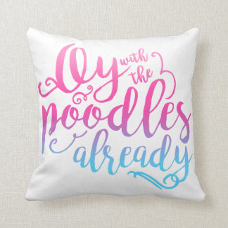 Coussin Oy avec de caniches le carreau déjà