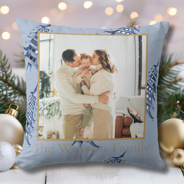 Coussin Pagode bleu poussiéreux Joyeux sapin de Noël 1 pho (Dusty Blue Pagoda Merry Christmas Tree 1-Photo Throw Pillow)