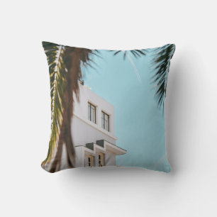 Coussin Palmier près d'un bâtiment en béton blanc