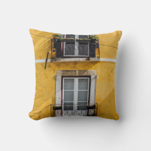 COUSSIN PANNEAUX FENÊTRES EN BOIS BLANC ET MUR PEINT JAUNE