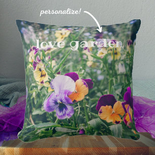 Coussin Pansies colorées dans un jardin de campagne d'été