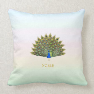 Coussin Paon majestueux sur des teintes de couleurs pastel