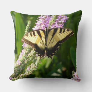 Coussin Papillon à queue d'aronde sur des fleurs sauvages