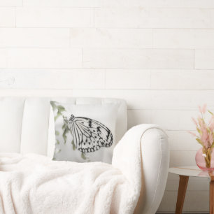 Coussin Papillon blanc noir sur branche d'arbre