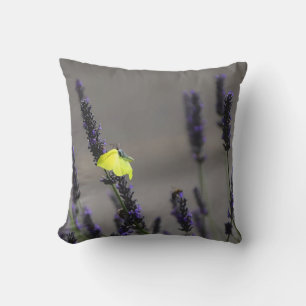 Coussin Papillon Jaune sur Photo Macro de Lavande Violette