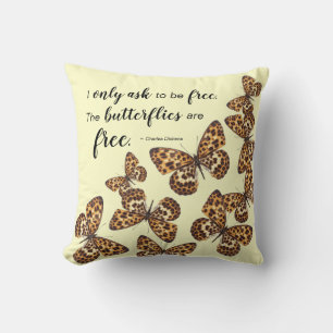 Coussin Papillons avec des taches de type léopard et citat