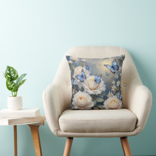 Coussin Papillons bleus sur des roses blanches et des marg