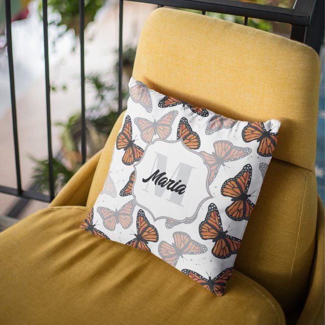 Coussin Papillons Monogrammes modernes Personnalisés (Elegant monogram pillow with botanical monarch butterflies. )