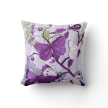 Papillons violets sur une branche