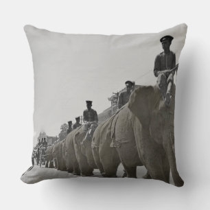 Coussin Parade Brown Elephant Circus Carré de mars