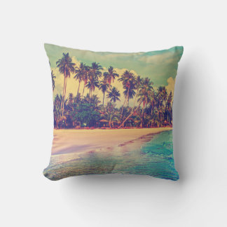 Coussin Paradis tropical : mer, hôtel, plage.