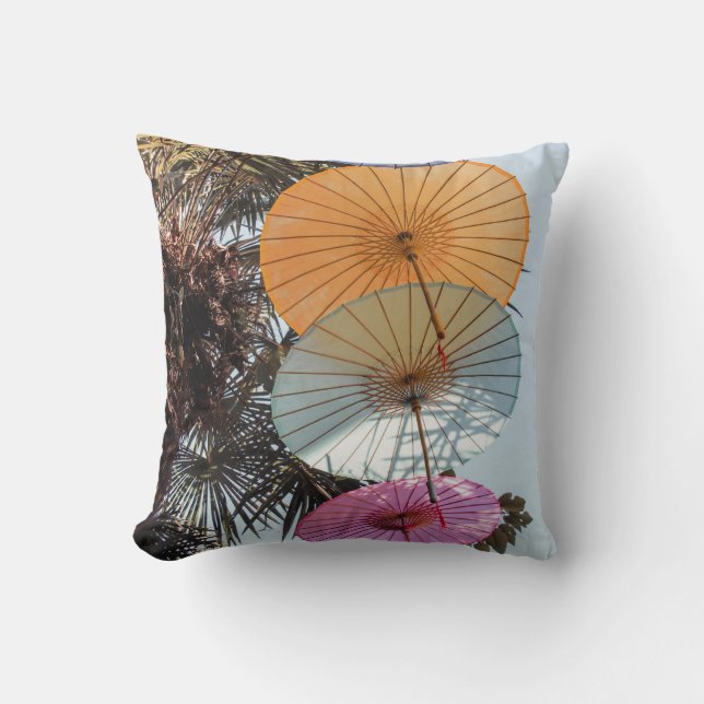 Coussin Parapluie rouge sur arbre vert (Recto)