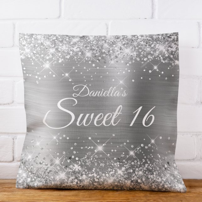 Coussin Parties scintillant d'argent mousseux et huile dou (Sparkly Silver Glitter and Foil Sweet 16 Throw Pillow)