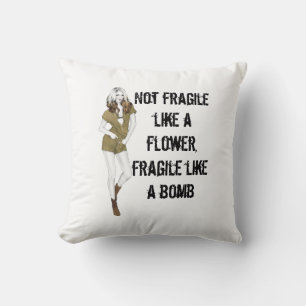 Coussin Pas fragile comme une fleur, fragile comme une bom