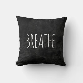 Coussin PASSER le texte sur le cuir noir