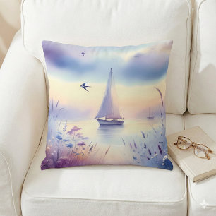 Coussin Paysage côtier onirique au voilier pastel