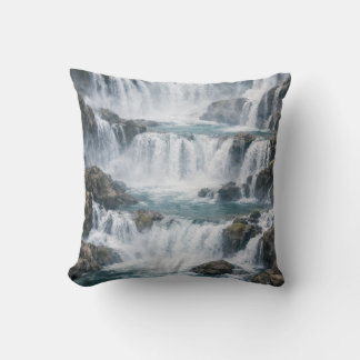 Coussin Paysage de cascade brumeuse