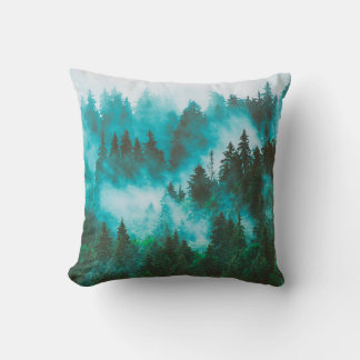 Coussin Paysage de montagne bruyant avec forêt de sapins e