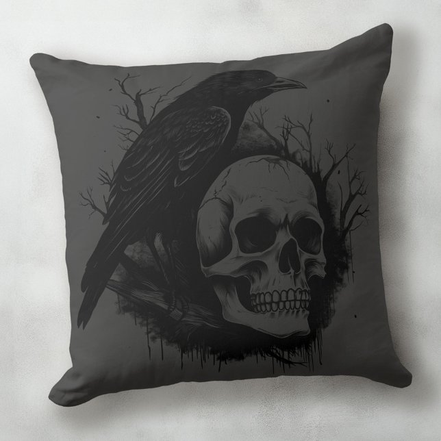 Coussin Peau subtil et corneille noir gris Halloween (Subtle skull and crow black gray Halloween Throw Pillow)