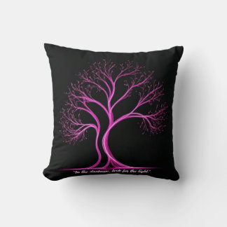 Coussin Peinture claire en forme d'arbre rose sur le noir