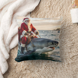 Coussin Père Noël amusant chevauchant un requin