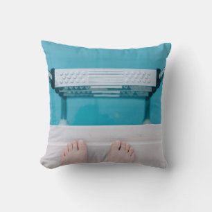 Coussin Personne debout sur l'échelle de la piscine