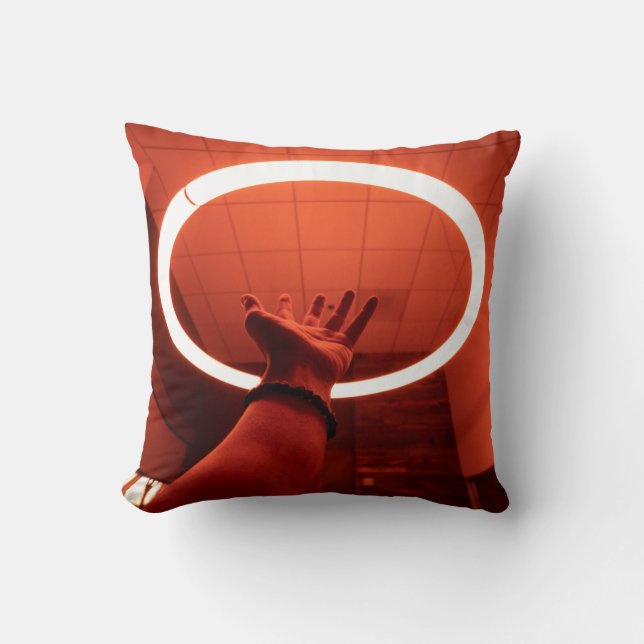 COUSSIN PERSONNE QUI ATTEINT LA LAMPE FLUORESCENTE I TOURN (Recto)