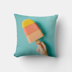 Coussin Personne tenant un coquelicot jaune et rose