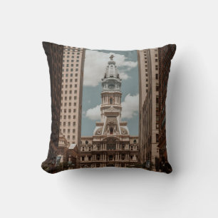 COUSSIN PERSONNES MARCHANT DANS LA RUE PRÈS DES BÂTIMENTS
