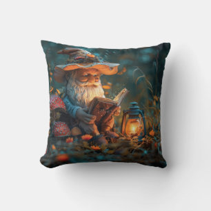 Coussin Petit gnome lisant un livre