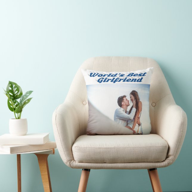 Coussin Petite amie avec la typographie bleu marine (Chaise)