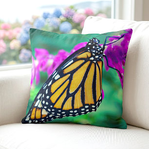 Coussin Photo de papillon monarque orange fleur violette a