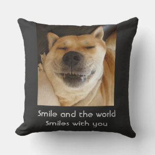 Coussin photo d'un mignon chien souriant Throw Pillow