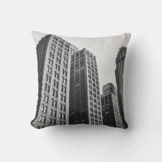 COUSSIN PHOTOGRAPHIE GRAYSCALE À FAIBLE ANGLE DE LA BÂTIME