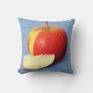 Coussin Pirouette de pomme rouge sur couverture bleue