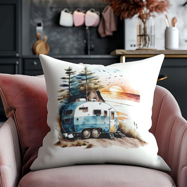 Coussin Plage Sunset de Vacances Camper (Camper on the beach at sunset decorator pillow.)