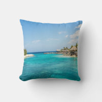 Plage tropicale pittoresque avec huttes de chaume