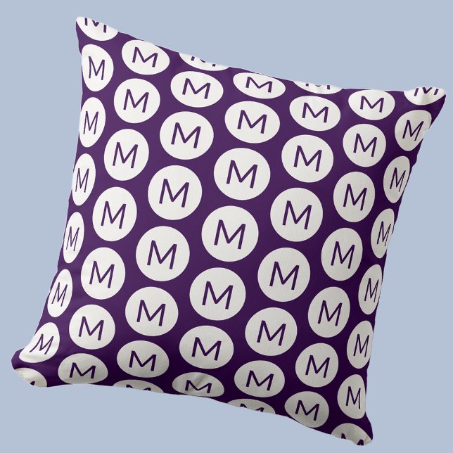Coussin Plum personnalisé Motif initial de monogramme (Polka dot spot pattern modern monogram initial personalized pillow In dark plum purple and white)