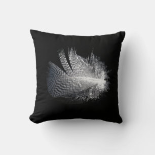 Coussin Plume rayée noir et blanc flottant sur un étang