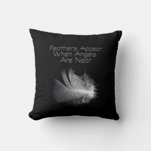 Coussin Plume rayée noir et blanc flottant sur un étang