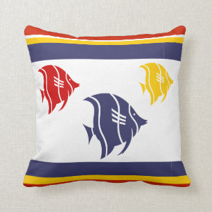 Coussin poisson bleu marine, jaune et rouge sur blanc