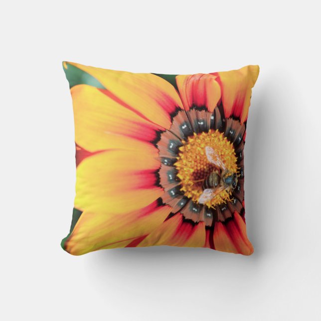 Coussin Pollen de close-up extrême de A Bee Collecting (Recto)