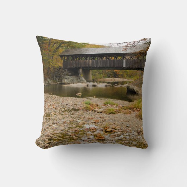 Coussin Pont couvert de la rivière à l'automne (Recto)