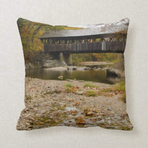 Coussin Pont couvert de la rivière à l'automne