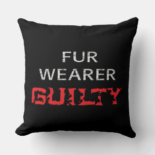 Coussin Porteur de fourrure coupable