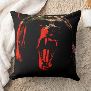 Coussin Portrait d'ours sauvage sombre dans un éclairage d