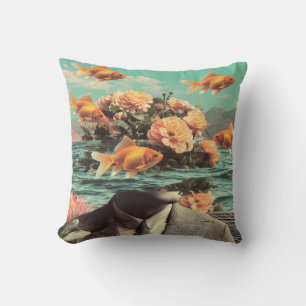 Coussin Portrait surréaliste avec fleurs de goldfish et oc