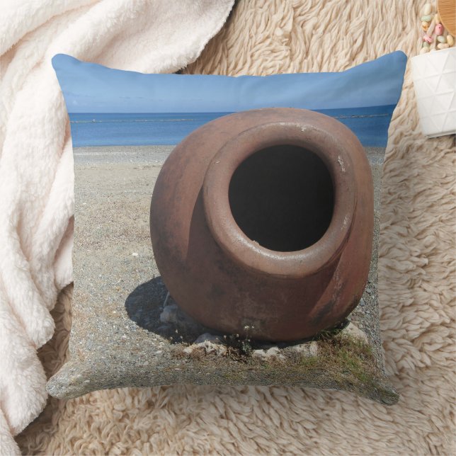 Coussin Pot grec traditionnel en terre cuite sur la plage (Couverture)
